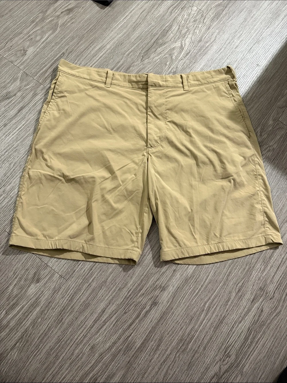J. Crew Men’s Flat-Front Shorts in Light Khaki Sz 36